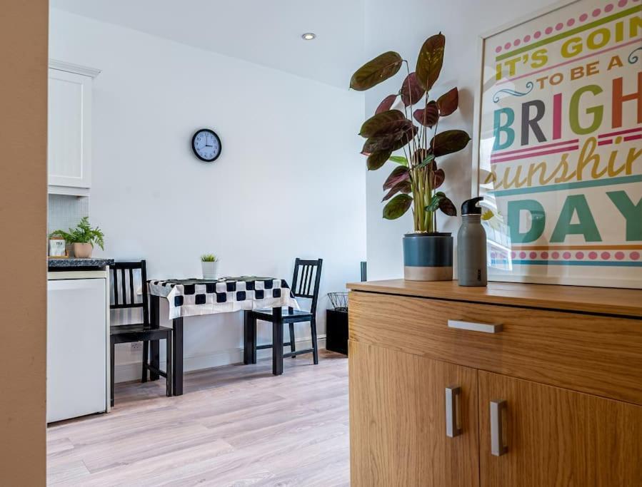 Cosy Flat In Central Ldn Payment To The Host Daire Londra Dış mekan fotoğraf